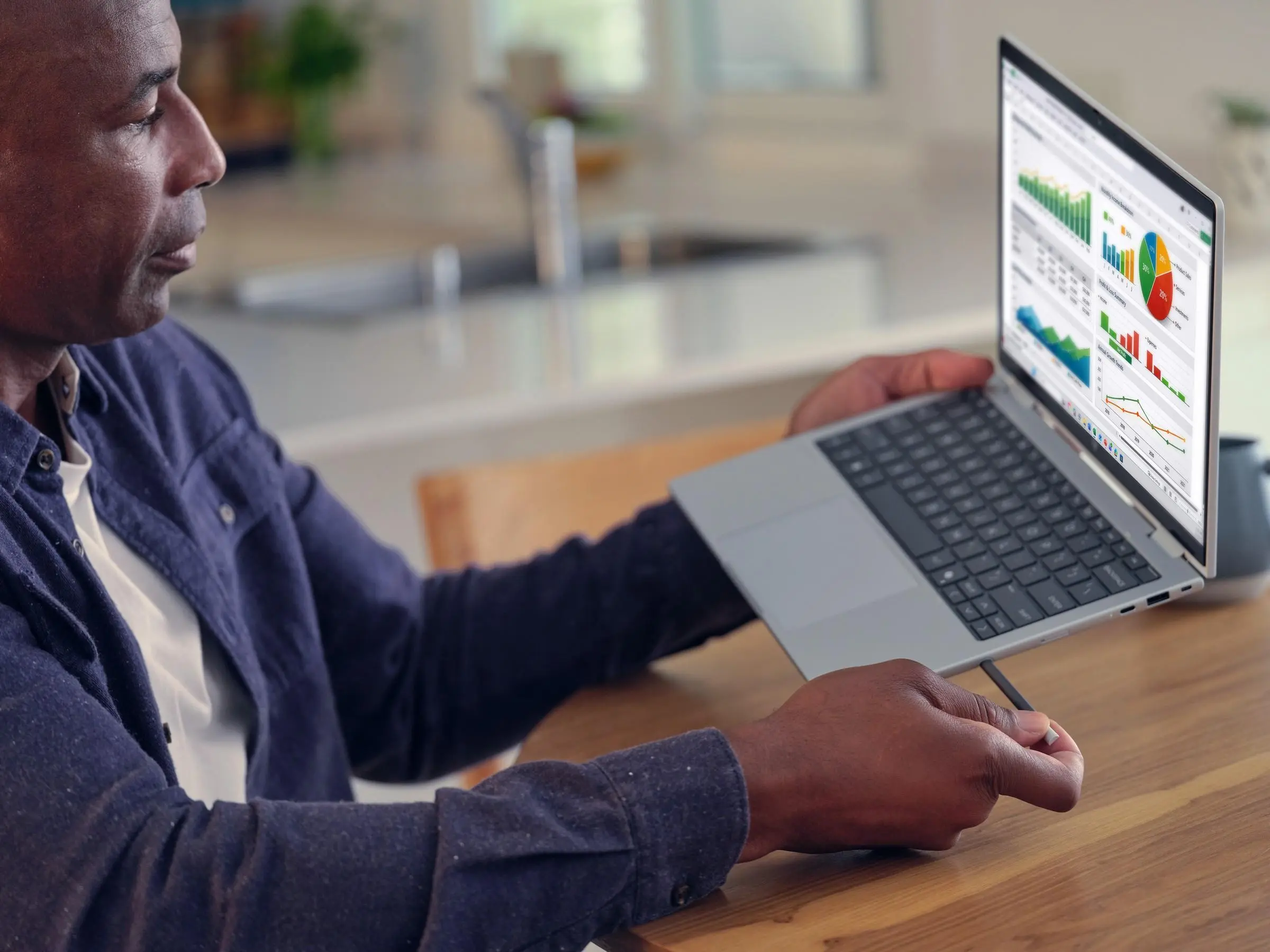 HP EliteBook 8 G2i NGAI 13" Ultra 7 355 32GB 1TB 5G HP EliteBook 8 G2i NGAI 13" Ultra 7 355 32GB 1TB 5G